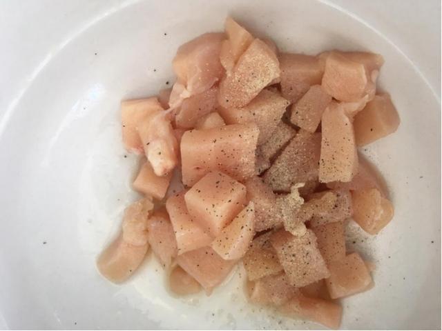 西兰花别再傻傻的只焯水,入锅前多1步,脆绿还入味