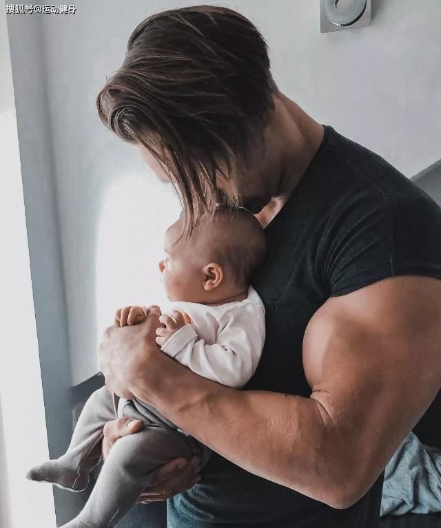 胸肌|臂围45cm，二头肌似小山包的猛汉奶爸，还自带肌肉抽筋绝活