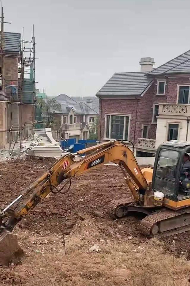 妈妈|爸爸接儿子幼儿园放学,过了饭点还没到家,妈妈在工地找到两人时笑翻了