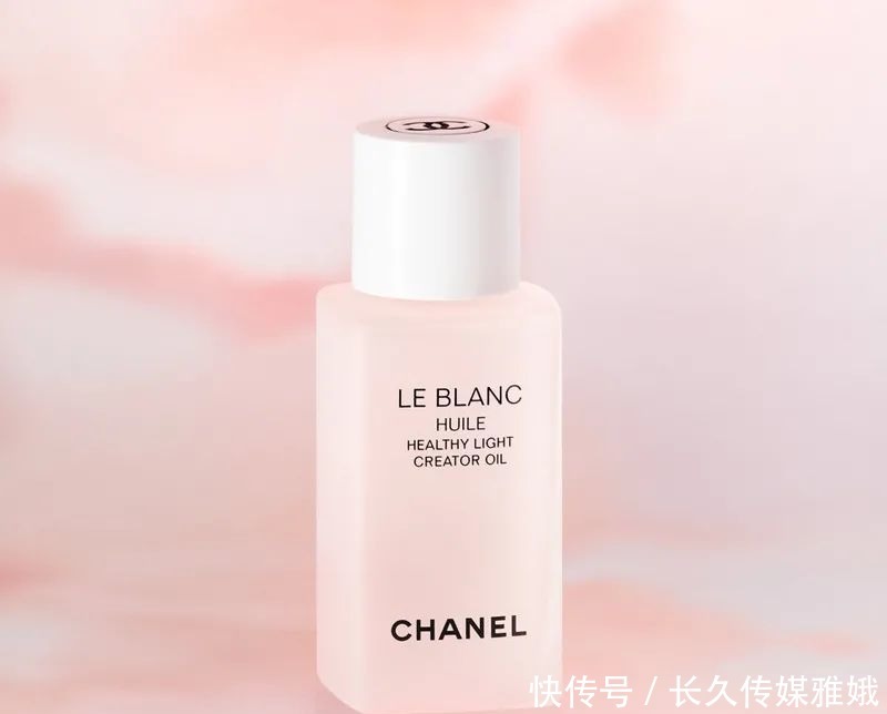 她给粉丝推荐几十块钱的平价产品，浴室里用的却是万元面霜？