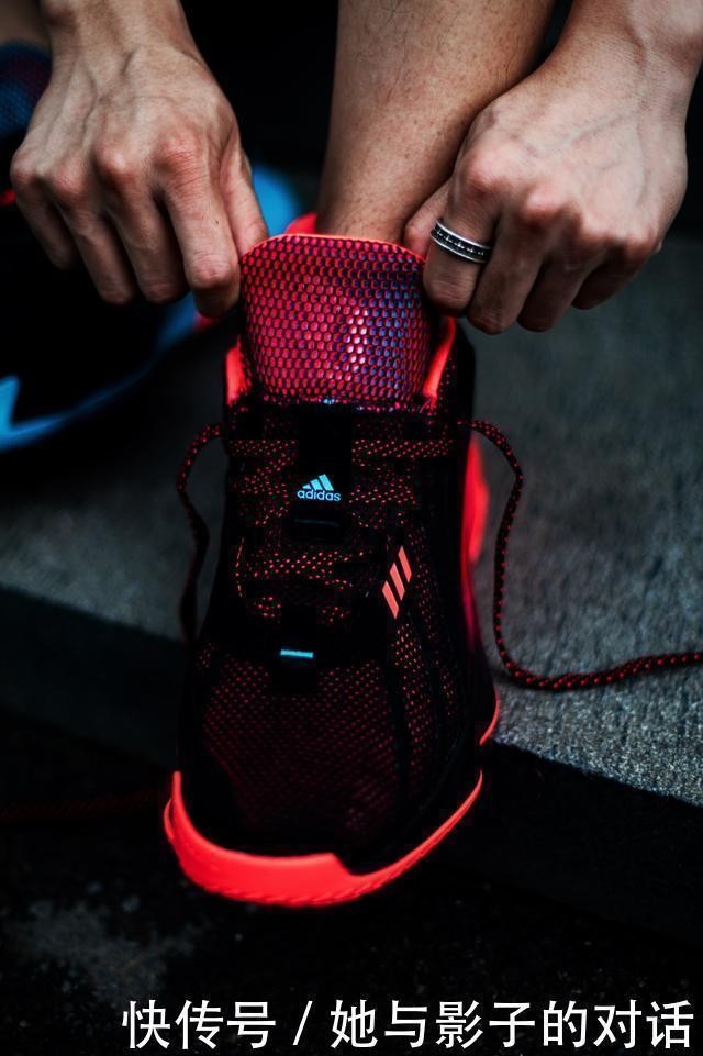 d鸳鸯撞色+裸眼3D!上脚这双鞋,谁都忍不住多看两眼