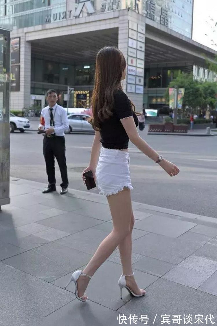 街拍|街拍:浅蓝色套装既优雅又有职场干练感,夏日清爽搭配榜上有名