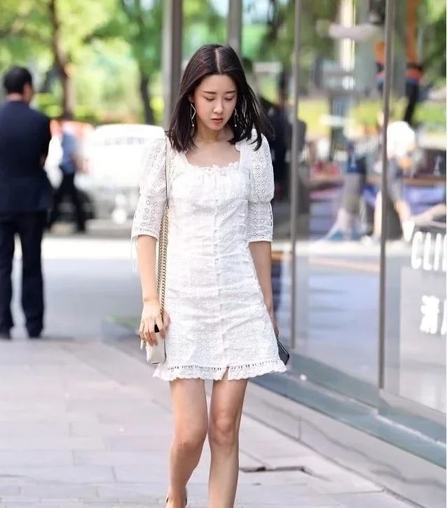 范儿|街拍:身材高挑的美女,潮流时尚的穿搭,尽显优雅的女神范儿