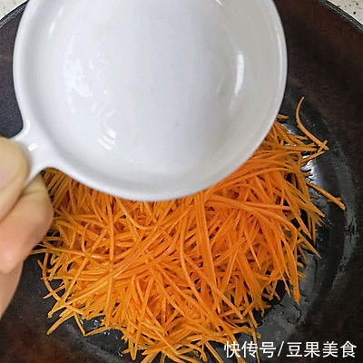 吃了这碗美味家常菜:凉拌胡萝卜,一口下肚感觉超暖