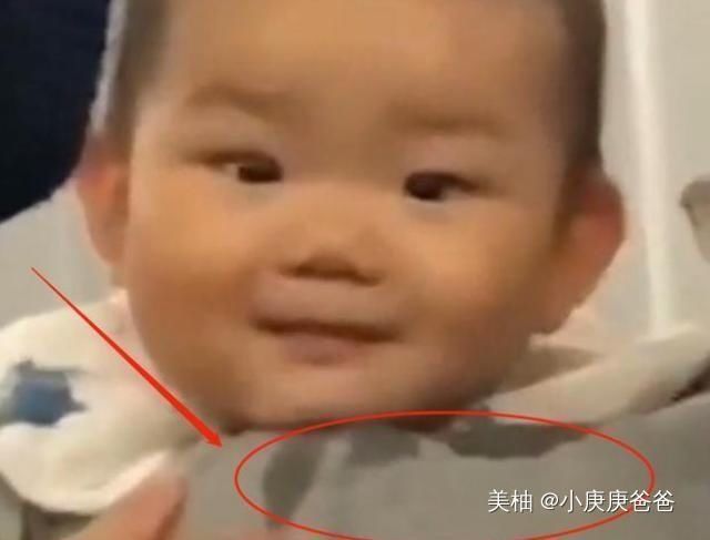 辅食|“馋猫宝宝”高铁上看到有人吃东西,流了爸爸一肩膀口水,太萌了