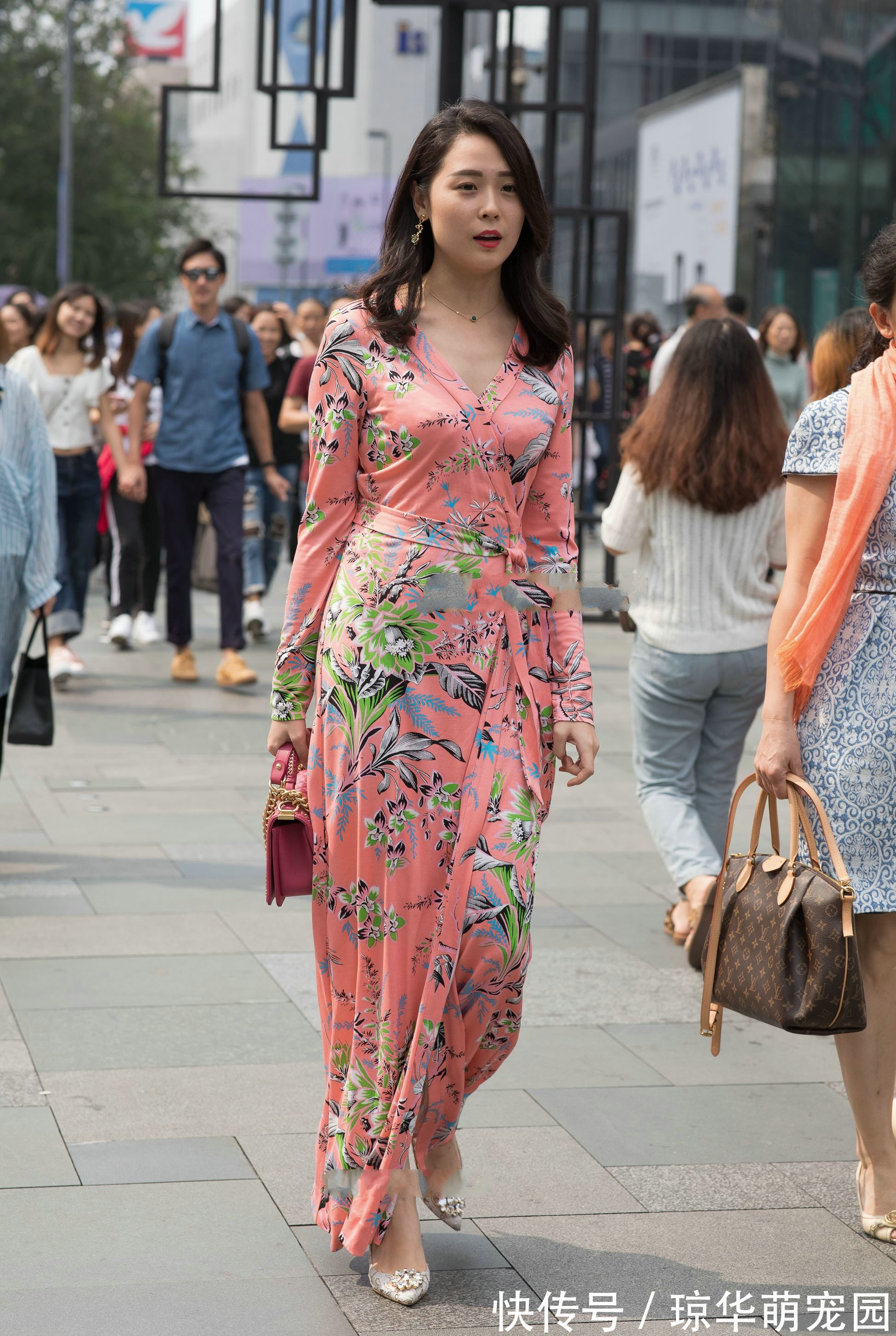 搭配|柔软连衣裙搭配,个性时尚,显个人气质