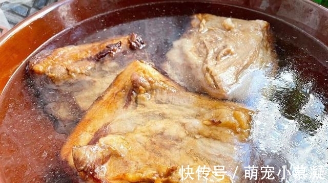 原来炸扣肉起泡有诀窍,只要记住这5点,颜色金黄,起泡出虎皮