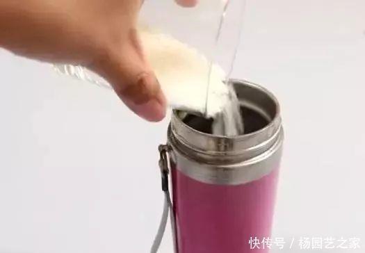 细菌|保温杯不清洗比马桶还脏?加入这2样东西摇一摇,细菌污垢全干净