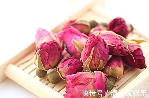 洛神花|玫瑰花和它泡，连喝20天，月经正常了，子宫干净了，皮肤更细腻