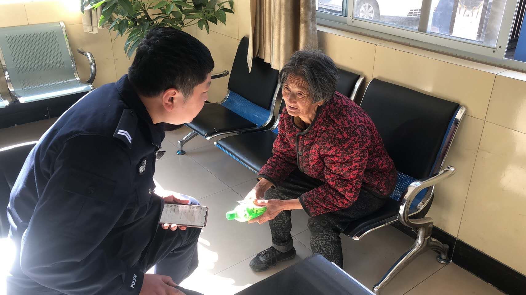 幸得|七旬老人迷路，幸得焦作这些路人和民警热心相助