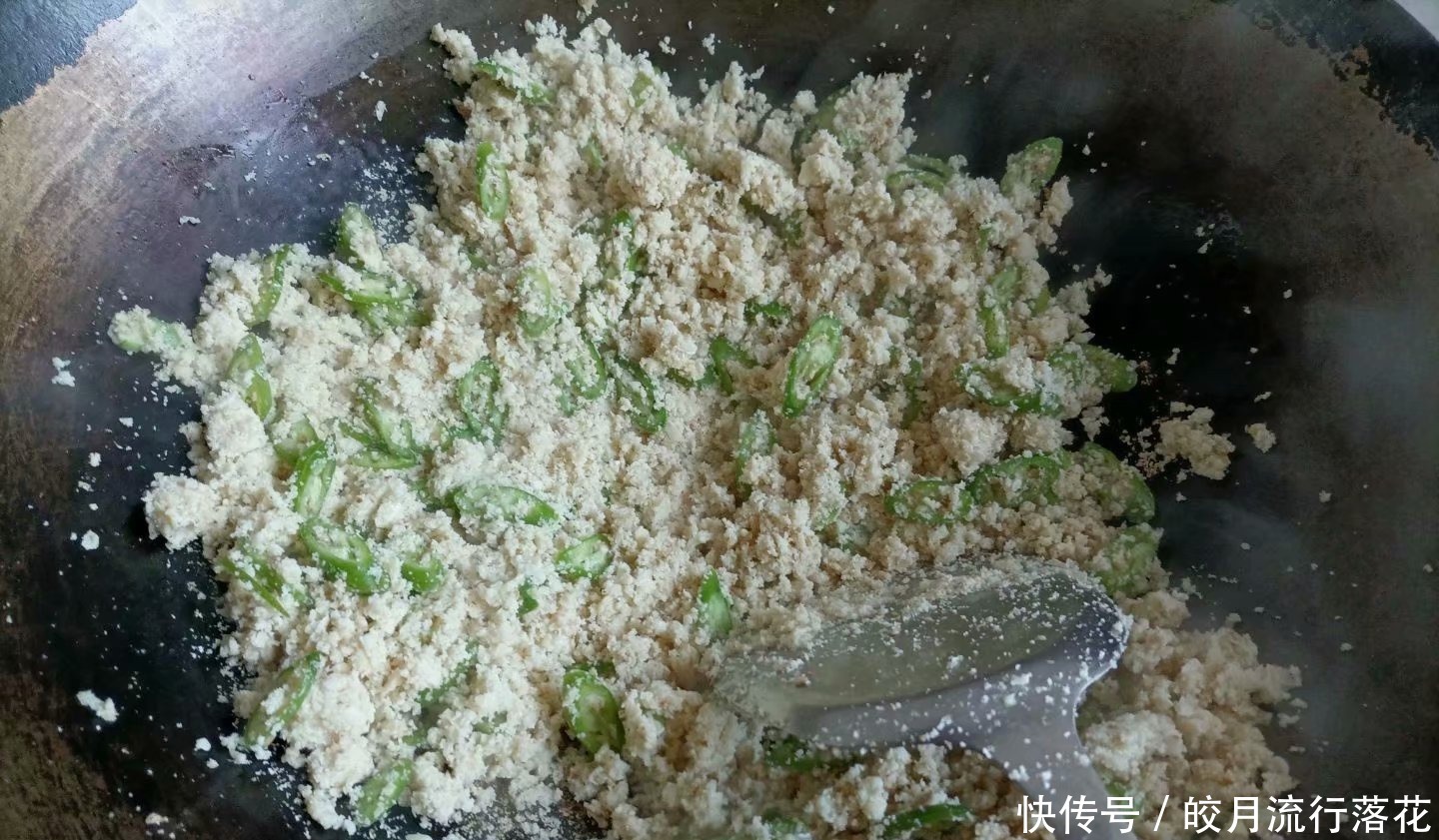 今天来做儿时常吃的一道菜炒豆渣