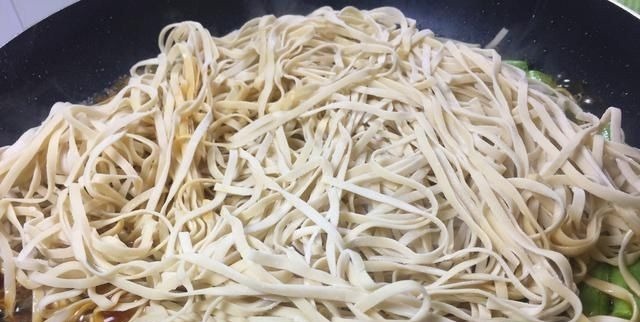 香死了,豆角焖面这么做面条筋道,豆角嫩,孩子直呼要吃三大碗