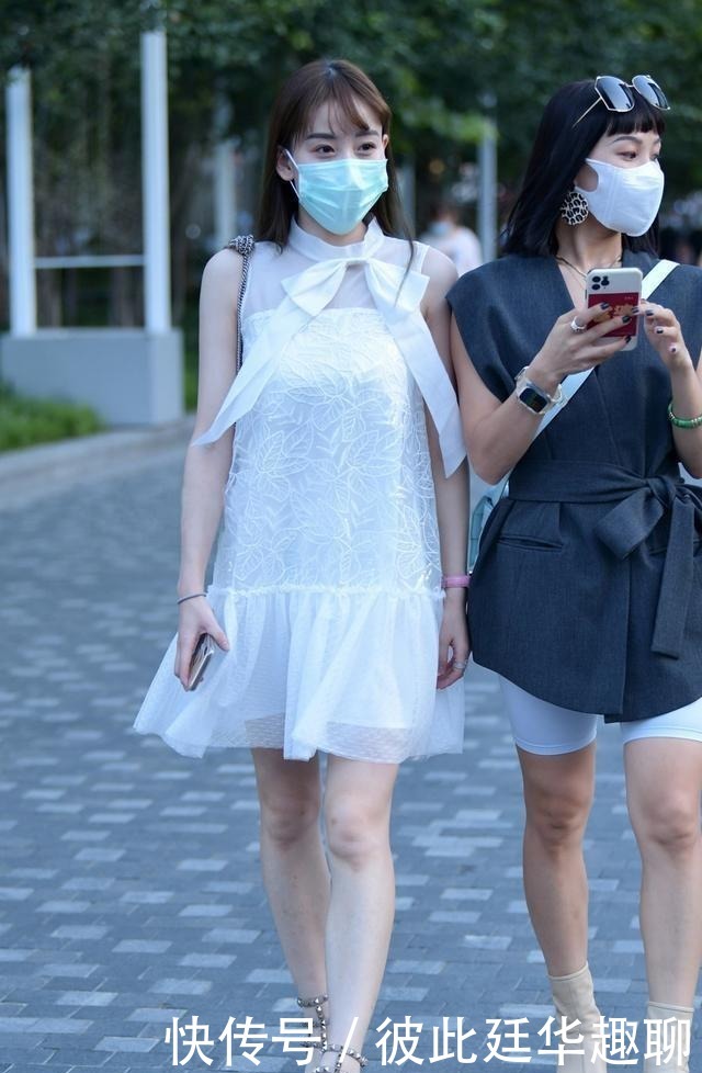 紧身衣|酒红色上衣和哑光黑裤,成熟大方