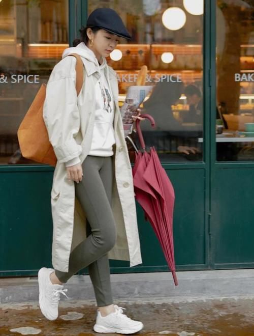 “长风衣＋卫衣”，才是春天正确打开方式，三木都这样穿