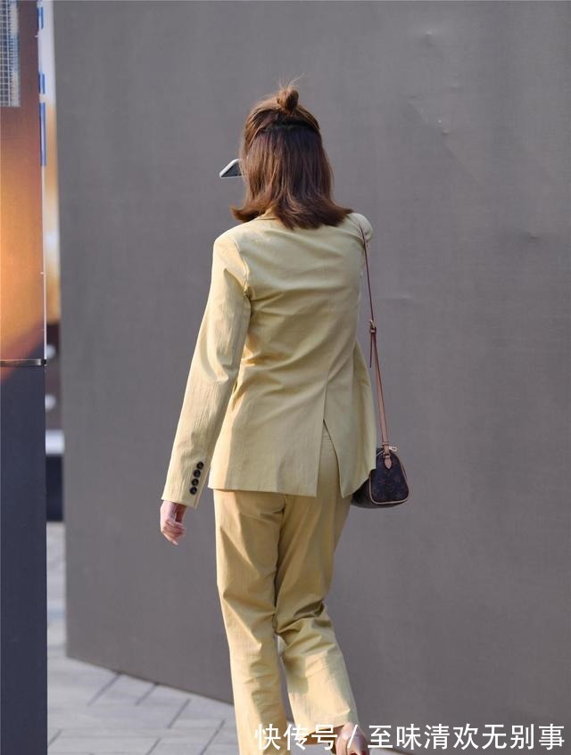 西服套装|春天要搭配出色彩,黄色西服套装,搭配尖头细跟鞋,衬托气质!
