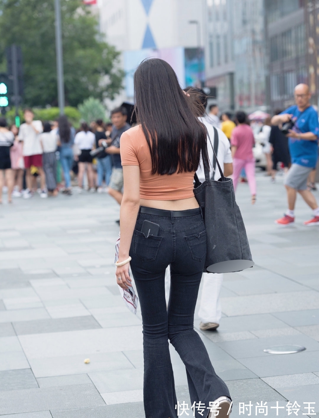 穿搭|美女的衣服很时尚,还巧妙的搭配了一张手帕