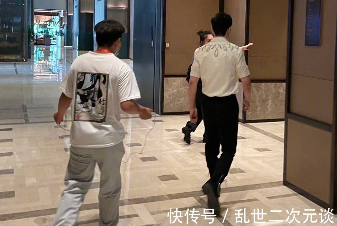 身高|黃曉明錄中餐廳被曝路透，全身照瞬間引關(guān)注，有無1米79很明顯