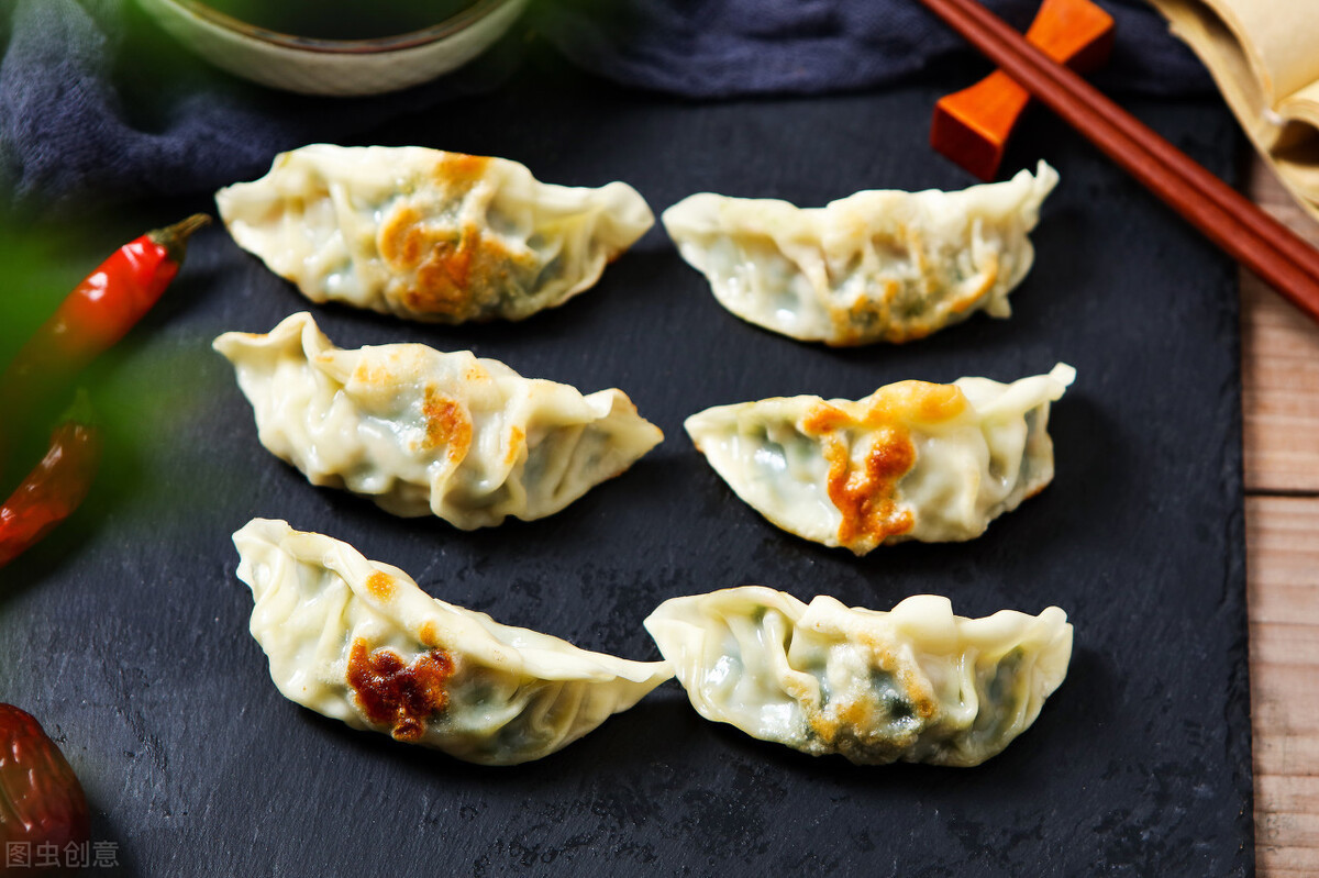 虾皮|调韭菜馅,关键1步要牢记,韭菜翠绿不出水,包出的饺子鲜美好吃