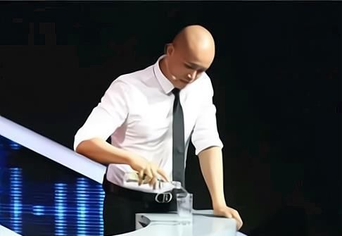 乐嘉首次公开露面，直播间潸然泪下，对《超级演说家》余怒未消