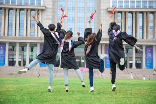 大学期间的挂科不能忽视，不管是大一还是大三，影响的方向不一样