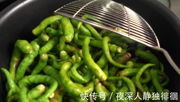 搅拌均匀|奶奶腌制的辣椒不加水只加它,香辣爽口,无论下饭还是下酒都过瘾