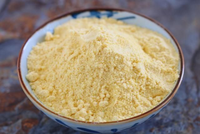 把1斤玉米面这样炒下,1周的早餐就有了,早起冲1碗,暖心又暖胃