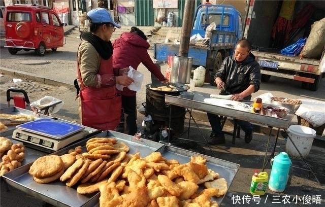 奇怪的农村夫妻，赶大集生意火爆，自定规矩：干四天休班一天