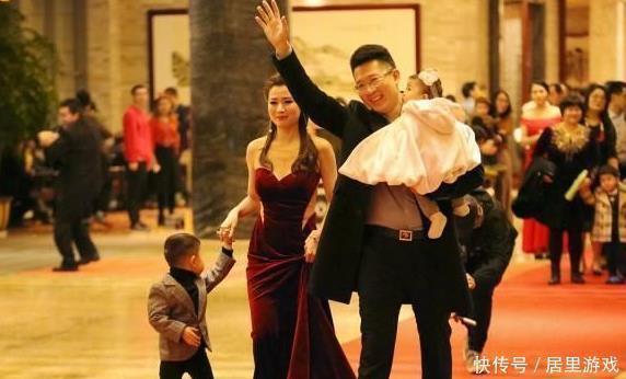 幼儿园|幼儿园举办毕业典礼,宝妈带着孩子争奇斗艳,网友:“拼妈”时代