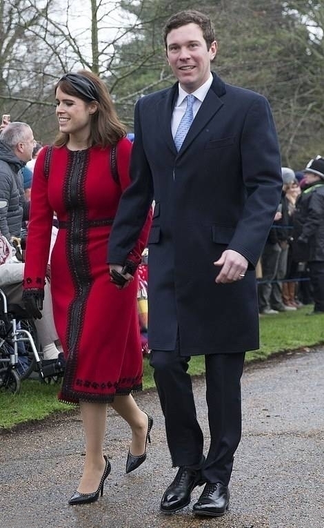 梅根 圣诞凯特再穿红衣实力碾压梅根蓝装,查尔斯形单影只却不见卡米拉