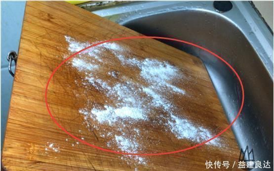 菜板脏了，万万不可用洗洁精洗，教你一招，立马干净如新还不发霉