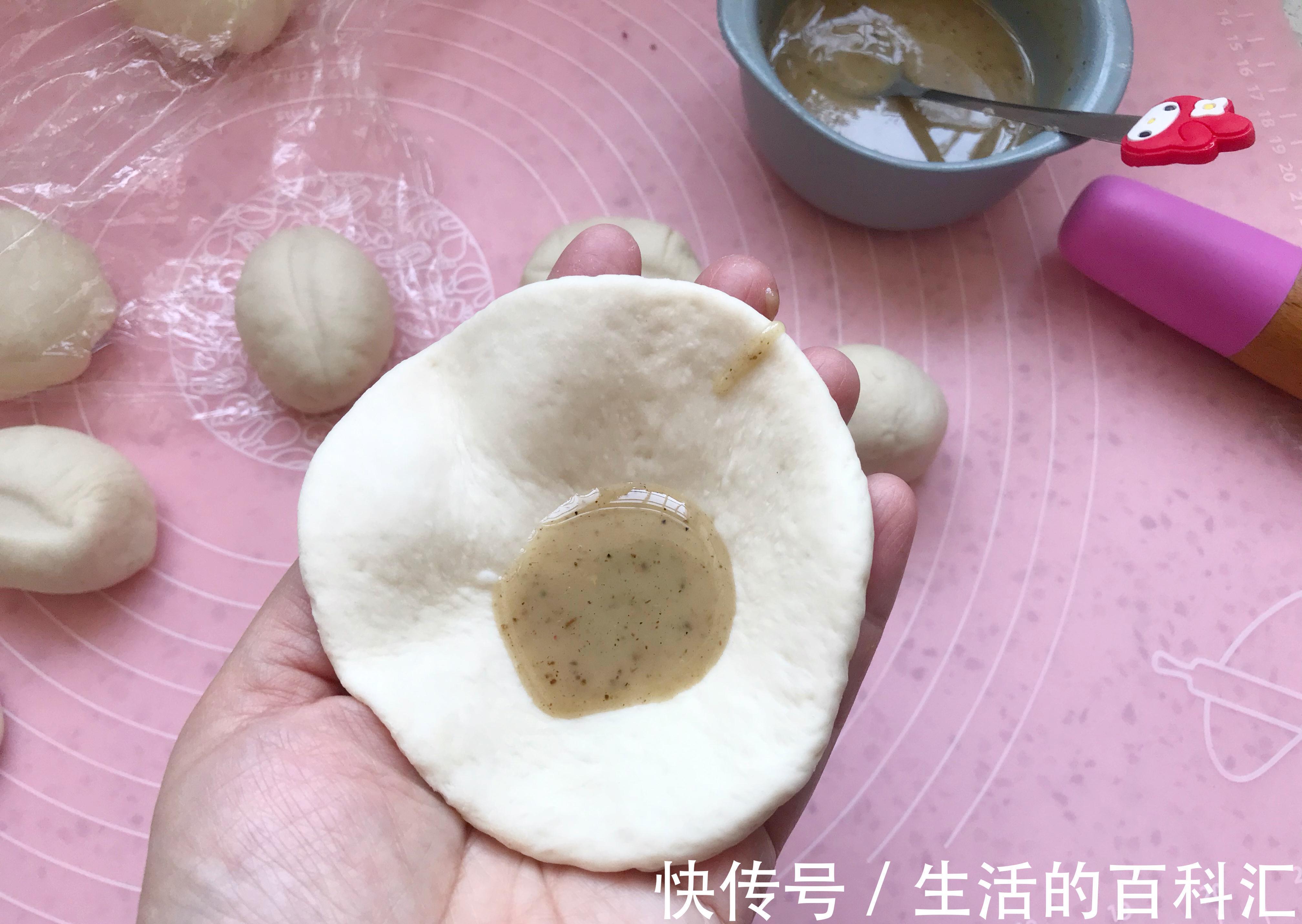 不用擀面皮，不用刷油酥，只需要三分钟，好吃的椒盐小饼就出锅