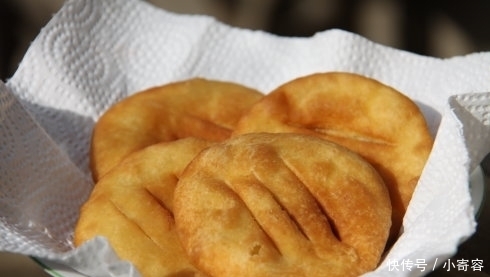 红薯跟鸡蛋是绝配,不用发面,做好吃的红薯饼,松软鲜美,特好吃