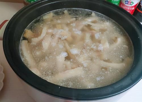 这东西含有胶原蛋白，8块钱一斤，女生可多吃，肤白气色好！