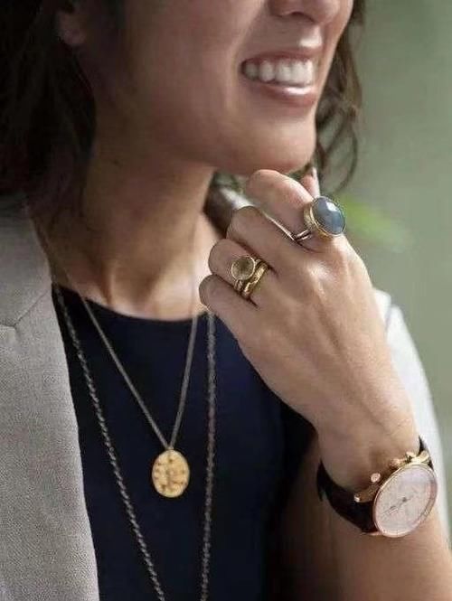 女人40穿衣不惑，学会这些搭配技巧，用基础款穿出优雅高级范