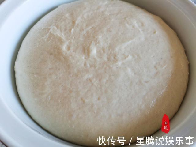 酵母粉|不沾手发面饼外面酥脆，里面柔软，有葱香芝麻香和花椒的清香