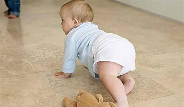 宝宝没到这个月龄最好不要坐婴儿车,脊椎可能会受伤,父母别大意