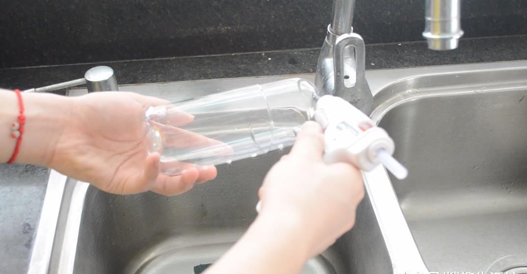  省钱|塑料瓶我再也不扔了, 改造一下, 粘在厨房里有大用处, 省钱又实用