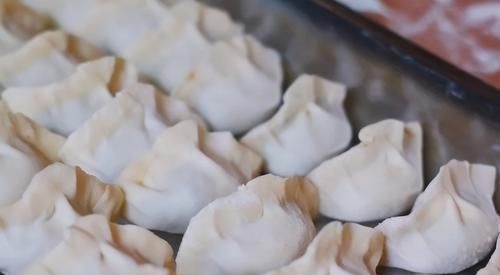 饺子包好,最忌直接放冰箱冻!做好2步,冻时不粘连,煮时不破皮