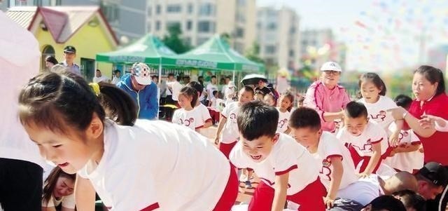 清一色|幼儿园亲子活动,让家长和孩子一起做菜,结果“清一色”全是鸡蛋