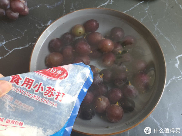 洗葡萄时，用清水洗等于吃虫卵，老果农教你这样洗，连皮都能吃