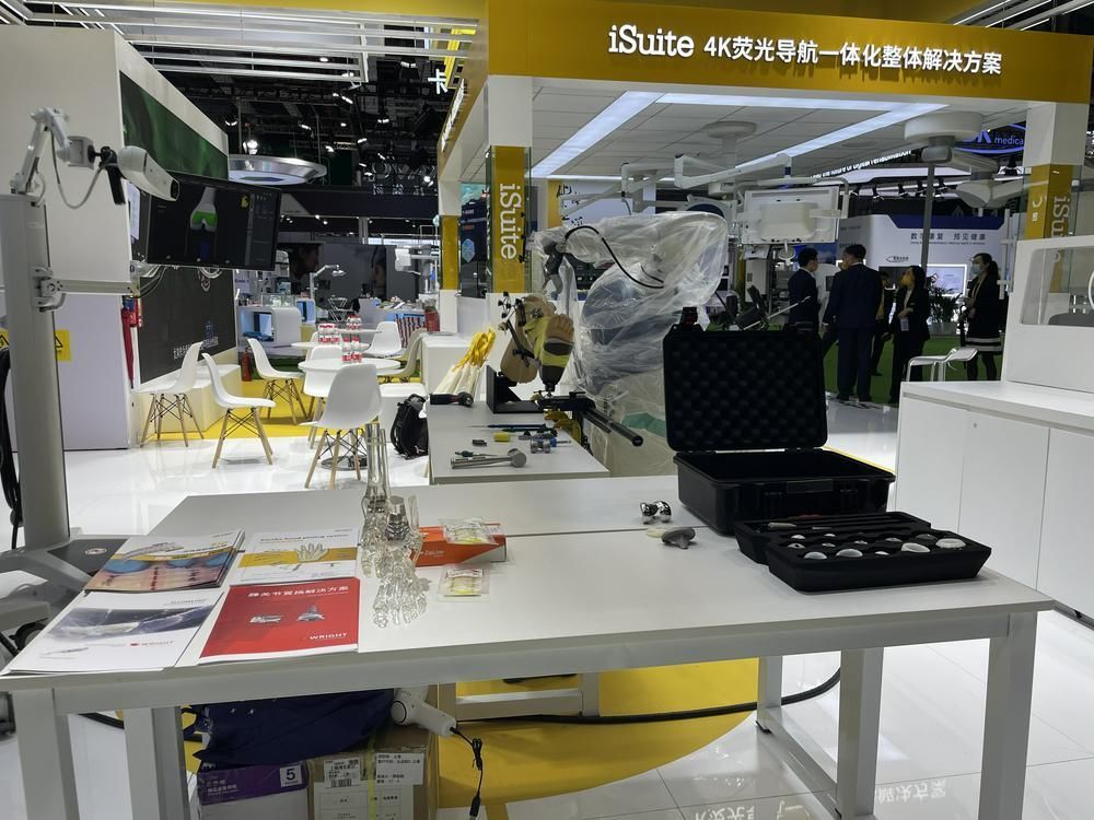 m直击进博会机器人现场“做手术” 钻腹、正骨、植发……沉浸式体验医药馆硬科技