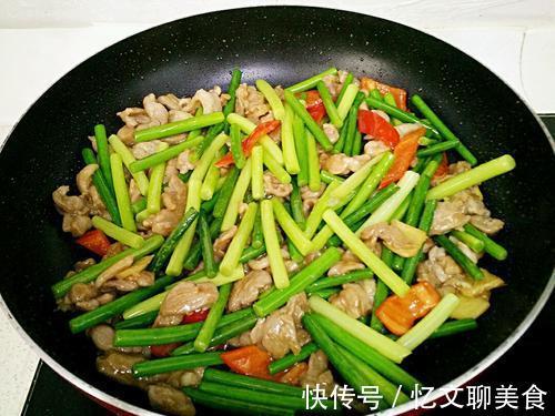 蒜苔|炒蒜苔时,别直接下锅炒!老师傅教你一招,蒜苔香脆入味口口香