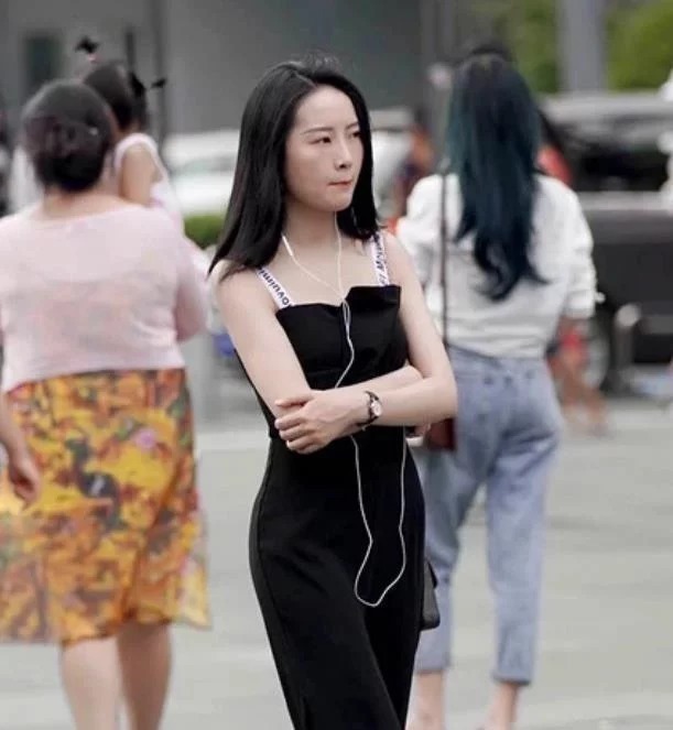 街拍：长发披肩的小姐姐，白色的上衣穿出了气质，很有气场