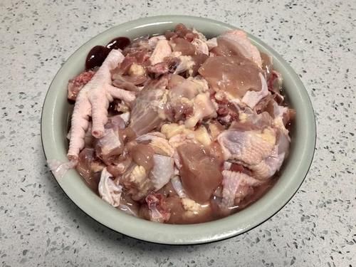 大盘鸡这么做才正宗，鸡肉爽滑麻辣，土豆软糯甜润，4斤肉不够吃