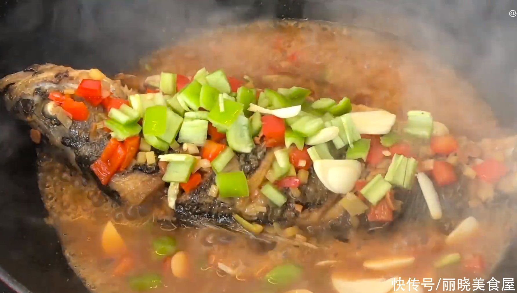 不管煎什么鱼,切记不要直接下锅,教你一招,不粘锅不掉皮