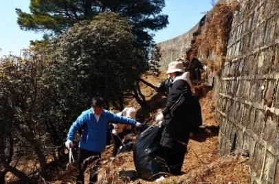 保护生态环境 昆明轿子山旅游开发有限公司开展节后垃圾清扫活动