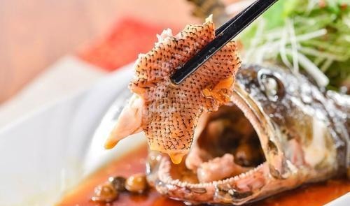 吃鱼时第一筷子夹哪里，就能看出他的性格，自私的人都会夹这块