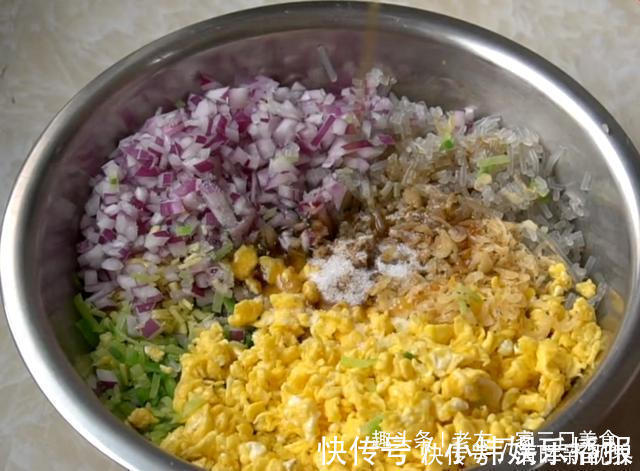 搅拌均匀|从小就爱吃的萝卜包子,不用发面,个个薄皮大馅,一顿至少吃5个