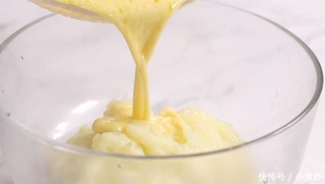 极简版土豆饼做法,面粉土豆加个蛋,煎一煎就出锅