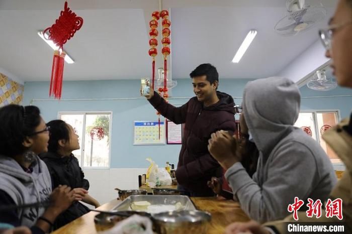 杨波|四川南充：外国留学生贴窗花、包饺子感受“中国年”味道